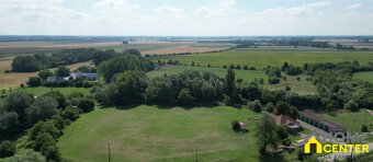 NA PREDAJ RODINNÝ DOM S VEDĽAJŠÍMI PRIESTORMI NA 2 HEKTÁROVO - 15