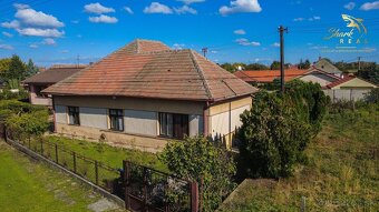 Na predaj 6-izbový rodinný dom s veľkým pozemkom v Komjatici - 15