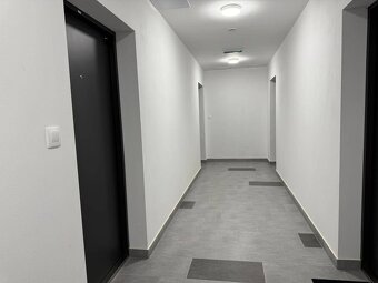 Nový priestor s pred-záhradkou a parkovacím miestom. Biely K - 15