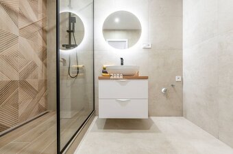 MIŠKOVECKÁ - JUH. Krásny 2 izbový byt, 51 m2 + loggia. ZARIA - 15