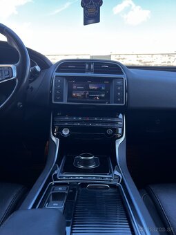 Jaguar XE 2.0D Prestige - 15
