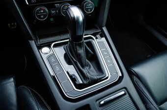 Volkswagen Passat Variant 2.0 TDI Elegance 4Motion DSG - 15