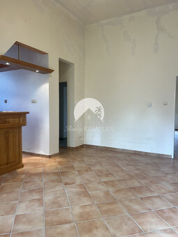 Starší rodinný dom s veľkým pozemkom na výnimočnom mieste v - 15