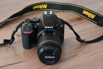 Nikon D5600 wifi BT - dotyk.dis. - VR objektiv AF-P 3tis.sn - 15