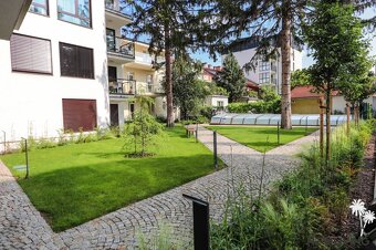 Prenájom nového 3iz. bytu so záhradou a bazénom v centre Pie - 15