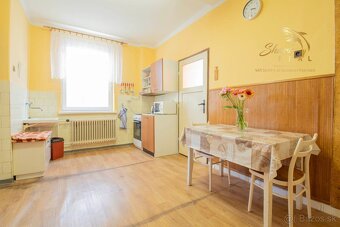 Čiastočne zrekonštruovaný dom vo výbornej lokalite s garážou - 15