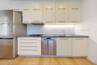 Elegantný, zrekonštruovaný veľkometrážny byt v centre Bratis - 15