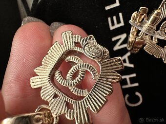 Nové nenosené napichovacie nausnice Chanel - 15