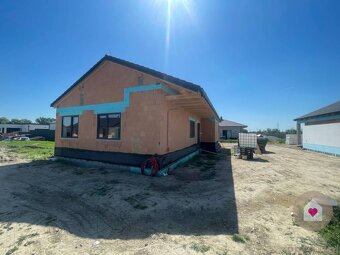 Krásny 4 izbový RD bungalov 114,25 m2 na pozemku 494 a 533 m - 15