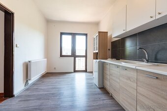REZERVOVANÝ RODINNÝ DOM S PODNIKATEĽSKÝM PRIESTOROM - 15
