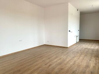 NA PREDAJ 1 IZBOVÝ BYT S BALKÓNOM  V KOMÁRNE - 15