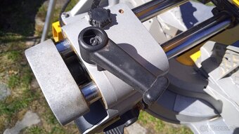 pokosová píla DEWALT DW718 - QS a stôl DE7023 - 15