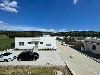 Na predaj novostavba RD s dvomi 3i-bytmi v obci Sokolovce - 15