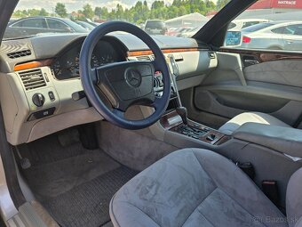 Mercedes-Benz E trieda Sedan - 15