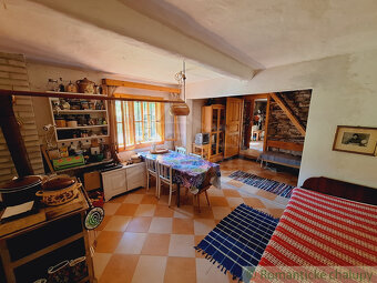 Tradičná zrekonštruovaná drevenica na okraji obce Nesluša. - 15