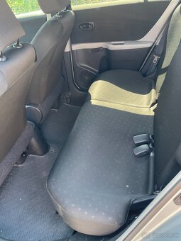 Yaris - 15