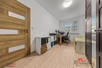 KOMPLETNE ZREKONŠTRUOVANÝ 4-IZBOVÝ BYT V RAČI – IHNEĎ VOĽNÝ - 15