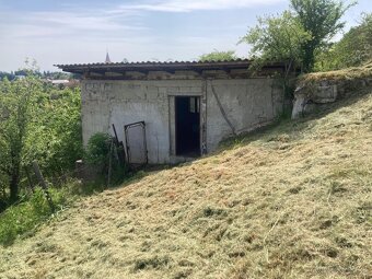Priestranný rodinný dom s veľkým pozemkom v obci Radošina - 15