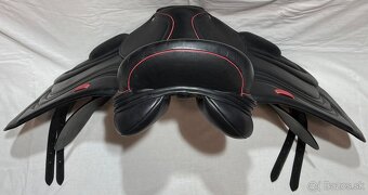 Anglické drezurní sedlo černé se třmeny SLEVA - 15