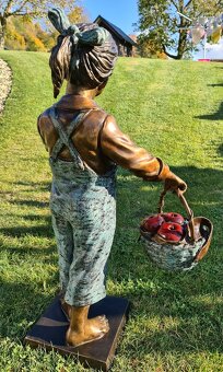 Bronzová socha-Dívka s jablky-kolorovaná-UNIKÁT - 15