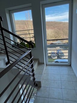 3 IZBOVÝ BYT S  2x  PARKOVACÍMI MIESTAMI V  CENE, VLASTNÉ KÚ - 15