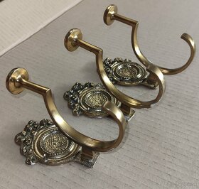 Retro věci  - popelníky, bakelitové rádio, lampa,baterky - 15