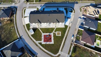 Kompletne zariadený 2 izbový byt v novostavbe, parkovanie - 15