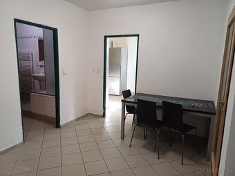 PRE ROBOTNÍKOV. Prenájom 3i byt v dome Železničná ul.Rovinka - 15