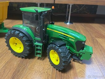 Bruder traktor John Deere a vlečka Joskin - 15