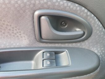 Renault Clio 1.2i - 43 KW - 15