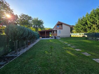 REZERVOVANÉ Celoročná chata s nádherným pozemkom 1135 m2 - 15