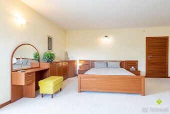 Úchvatná rodinná vila s vnútorným bazénom - 15