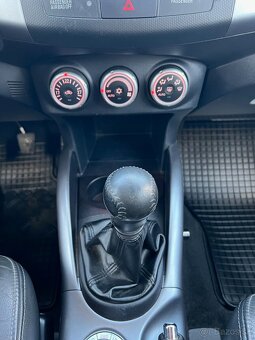 Mitsubishi OUTLANDER 2.2 - 15