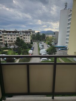 Zariadený 3 i. byt 95 m2 + 2 balkóny, 2x WC, výhľad na hrad - 15