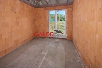 Novostavba rodinného domu s väčším pozemkom. - 15