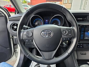TOYOTA  AURIS 1.6 i 97KW MT 6 r.v. 2018 EXECUTIVE - 15