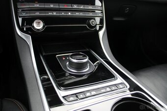 Jaguar XE 2.0 I4D Prestige AT, Nelakované - 15