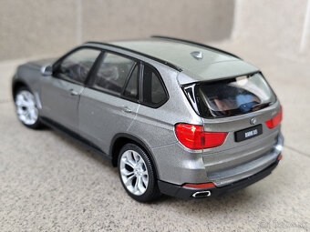 BMW X5 1:24 --------- 19 cm dĺžka ------- NOVÝ, KOVOVÝ MODEL - 15