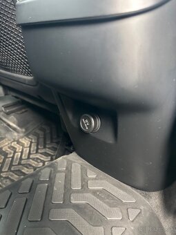 Volvo XC60 D4 4x4 top stav - 15