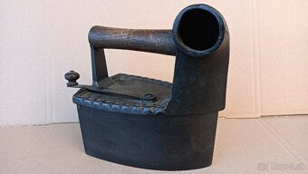 Stará orig. atypická žehlička s komínem. Do sbierky - 15