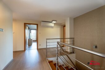 Štýlový rodinný dom s  nádhernou záhradou len pár minút od L - 15