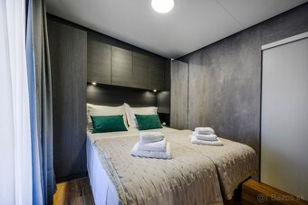LUXUSNÝ MOBILNÝ DOM V DRAGE V CHORVÁTSKU S VEĽKOU TERASOU - 15