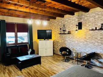Krásny priestranný rodinný dom s výmerou 1 100 m2 PO, Svinia - 15