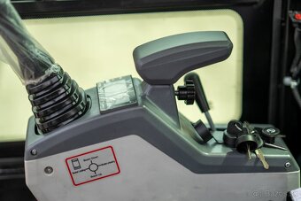 Minibager VIP15 s kabinou – Silný stroj s plným komfortem - 15