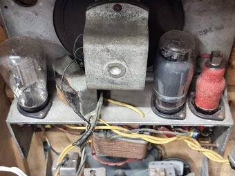 40/50te roky 》PRENOSNÉ STAROŽITNÉ RADIO - 15