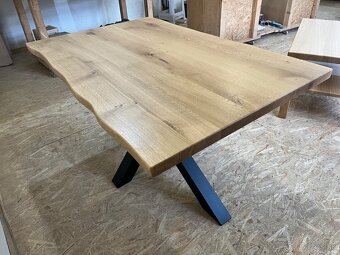 Masívny jedálenský stôl s prírodnou hranou - 15