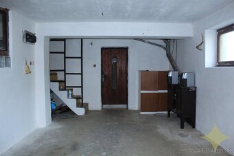 Dvojpodlažný rodinný dom z roku 1995 na okraji obce - Kosihy - 15