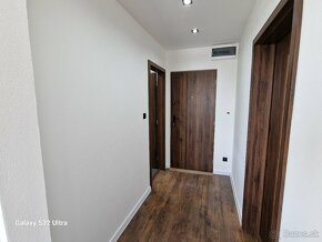 Moderný luxusný komplet zrekonštruovaný 2+kk izbový byt. - 15