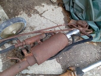 BULDOZER T130 CHLADICE A HYDRAULICKE VALCE - 15