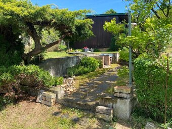 Záhrada s dreveným domčekom - 15